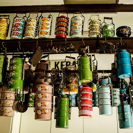 Hotel Indigo Singapore Katong By Ihg Buitenkant foto A collection of vintage enamelware