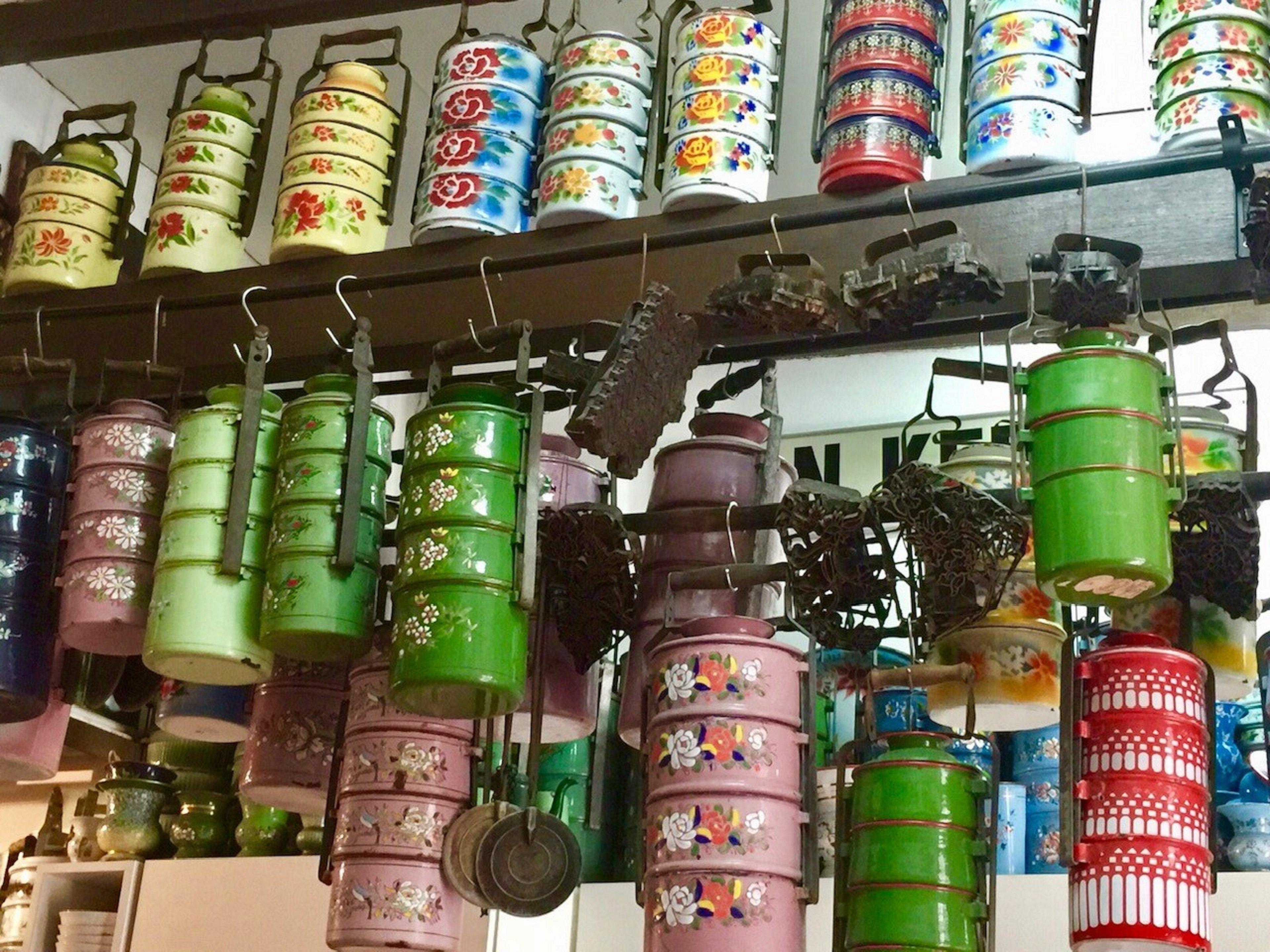 Hotel Indigo Singapore Katong By Ihg Buitenkant foto A collection of enamelware