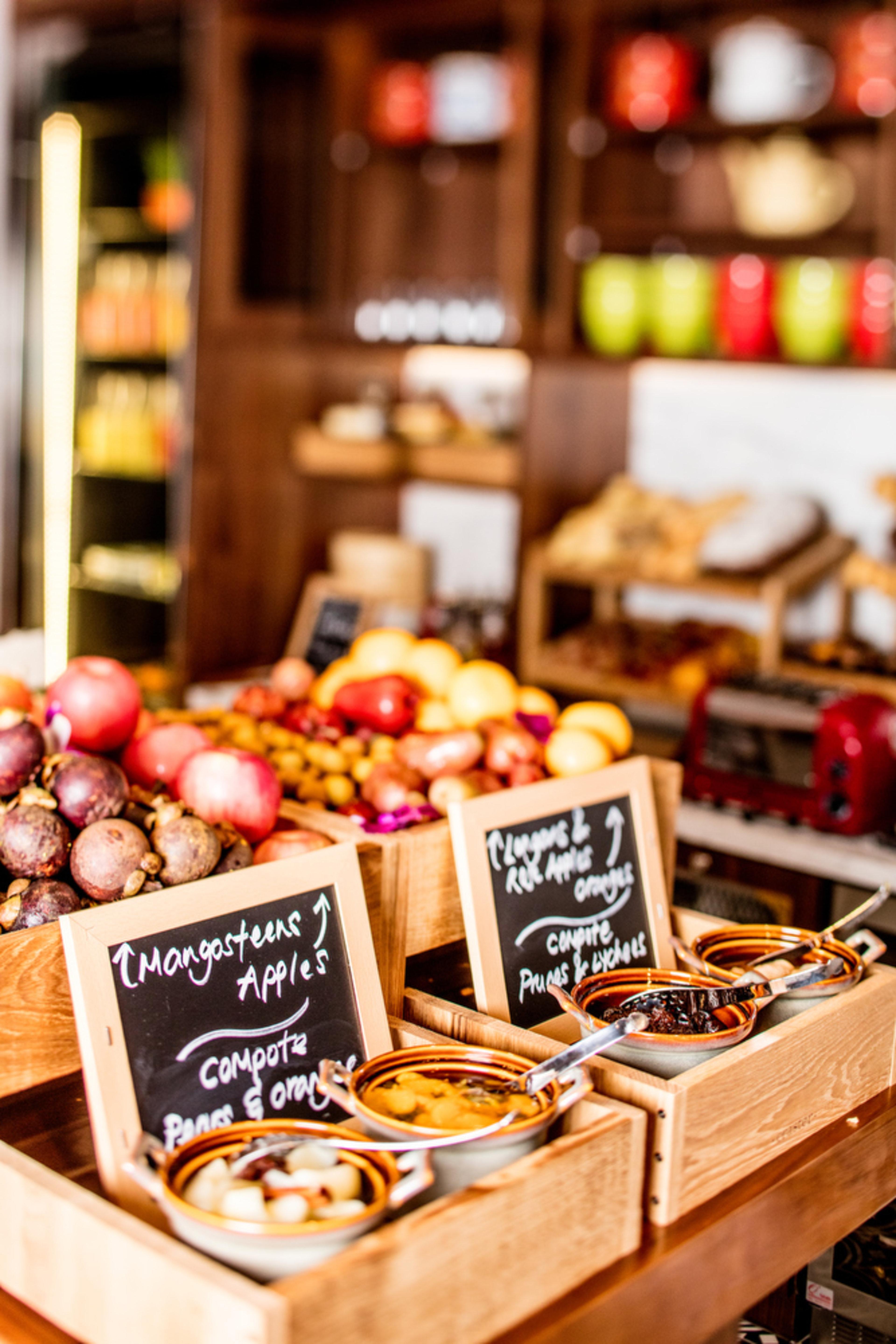 Hotel Indigo Singapore Katong By Ihg Buitenkant foto Fruit and vegetables at a market