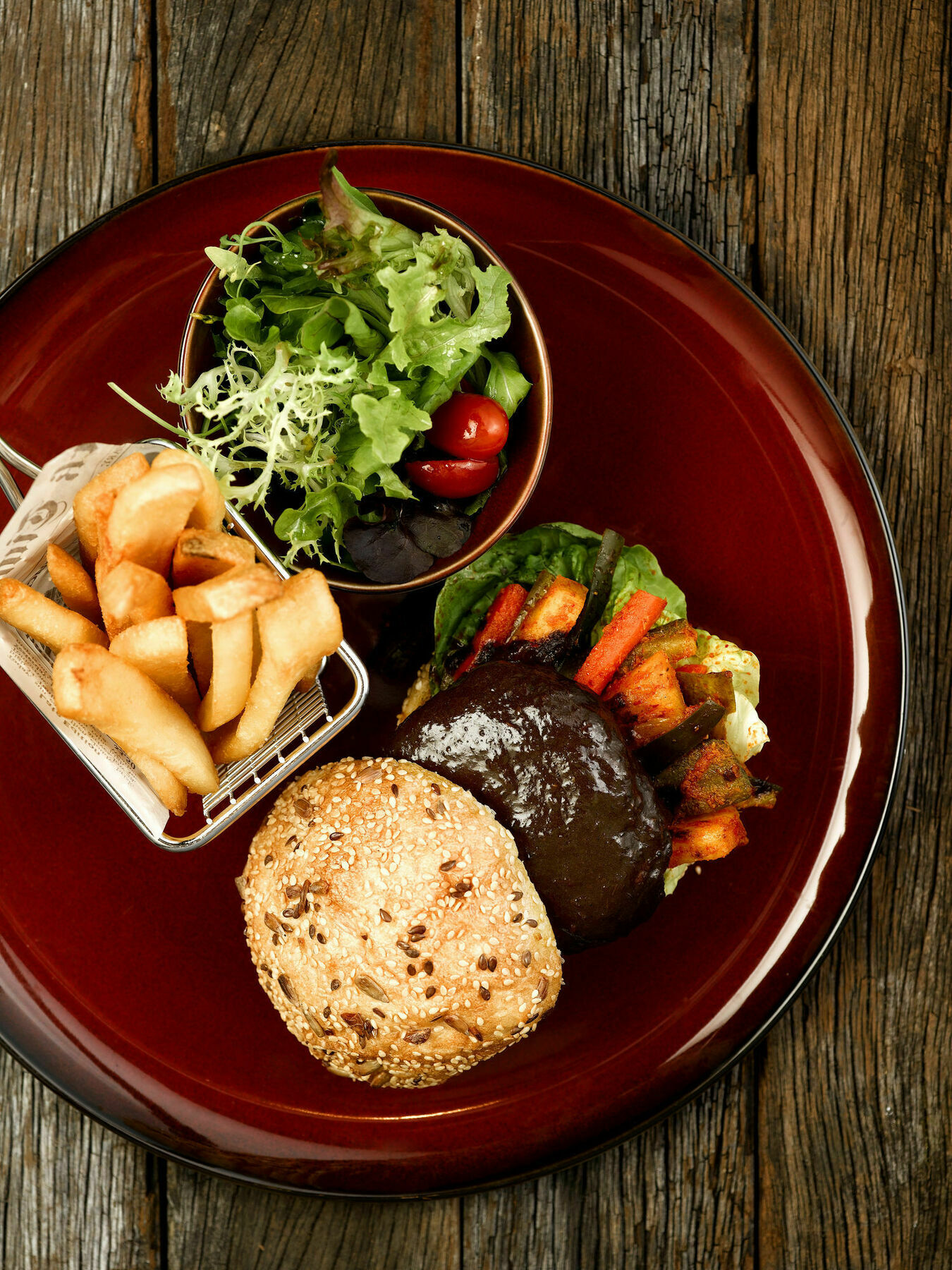 Hotel Indigo Singapore Katong By Ihg Buitenkant foto A vegetarian burger with chips and salad